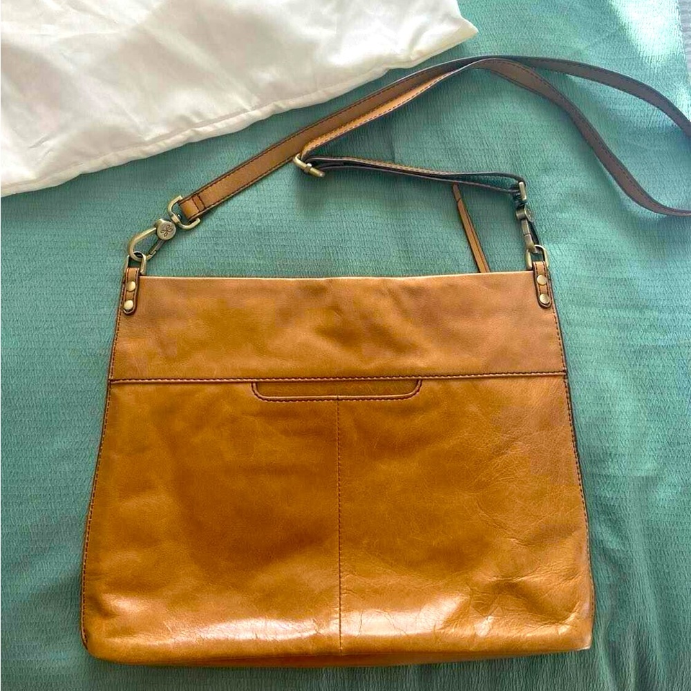 HOBO Approach crossbody in color Honey